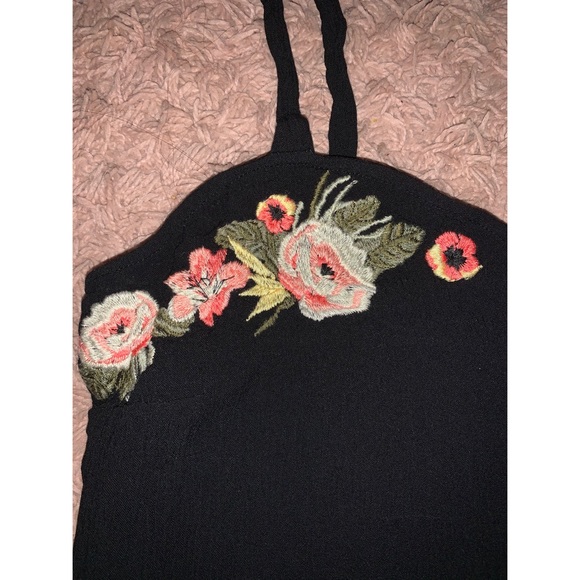 Xhilaration black crop top with floral pattern - Picture 2 of 3
